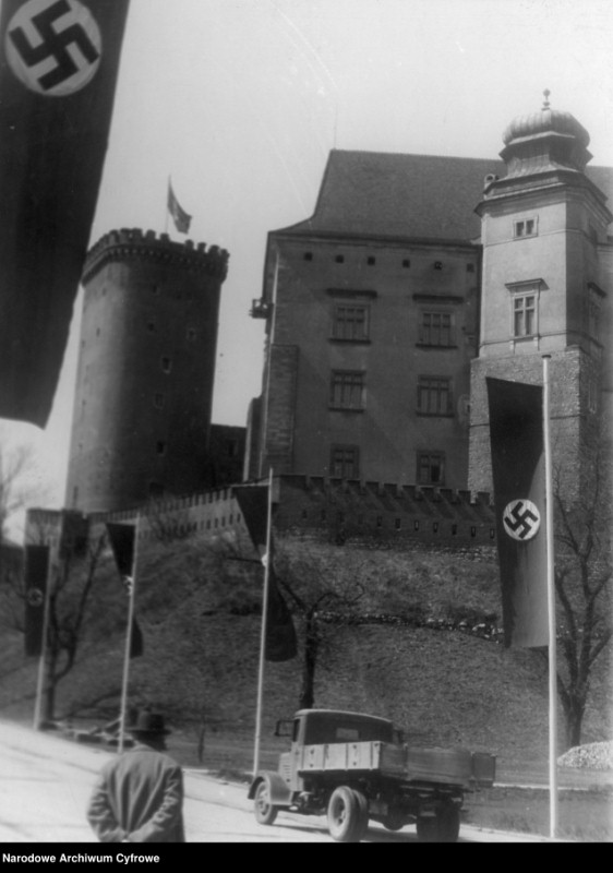 Kraków. Zamek Królewski na Wawelu - widok od strony placu Bernardyńskiego. Widoczne rozmieszczone wzdłuż ulicy flagi III Rzeszy i samochód ciężarowy. Sygn.2-2774 Źródło - NAC.